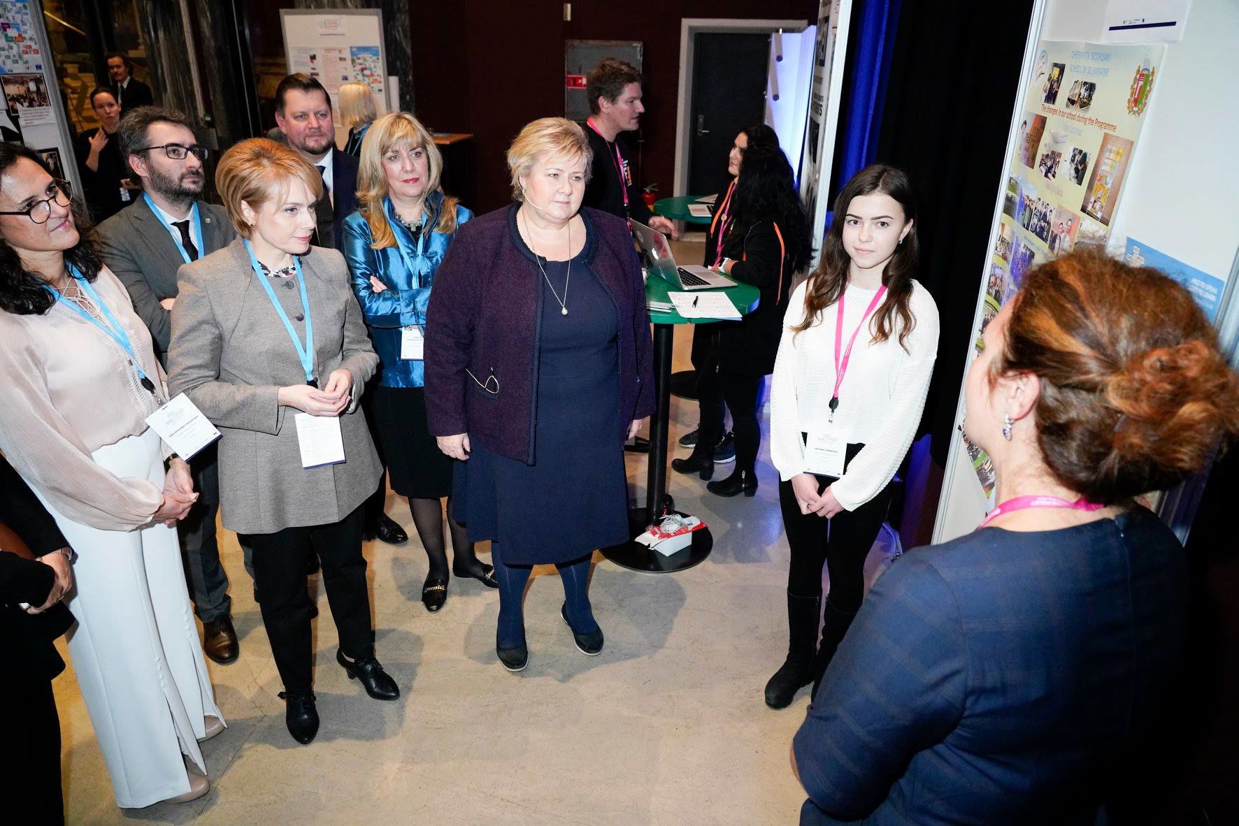 Erna Solberg, norwegische Premierministerin verfolgt eine Präsentation von Schülerinnen. Oslo 2018