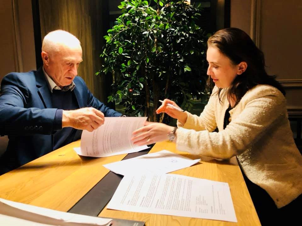 Rolf Gollob (IPE) and Veronica Cretu (Open Government Institute) signing the contract for the IPE Project JOBS Moldova (Job-Orientation and Life Skills)
