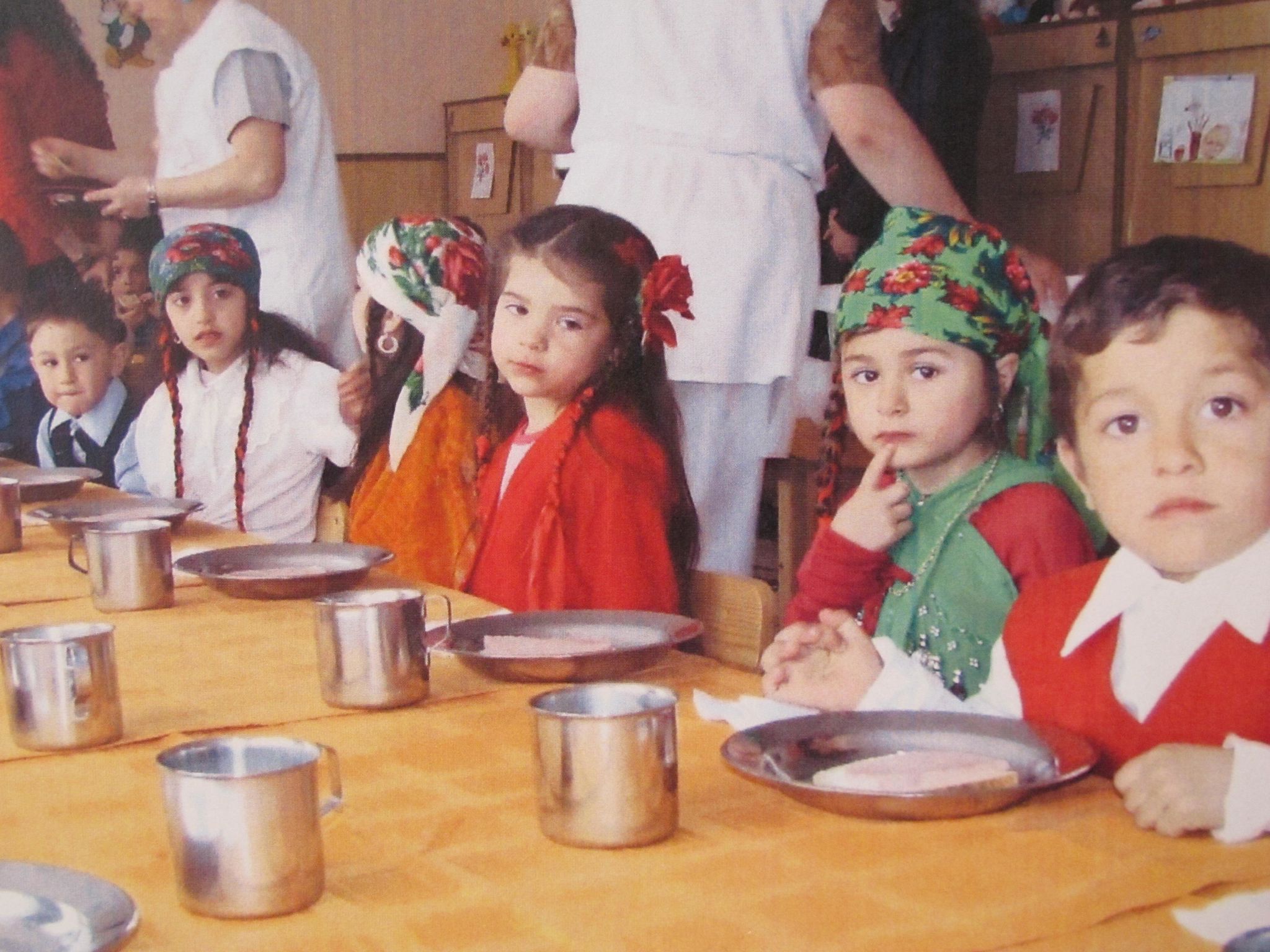 Foto eines Traditions-Anlasses für Roma-Kinder in einer Schule in Sacele (Rumänien)