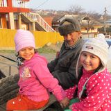 Mädchen und Kutscher in Dolhesti, Rumänien