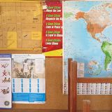 Poster an der Wand eines Klassenzimmers in Prampram.