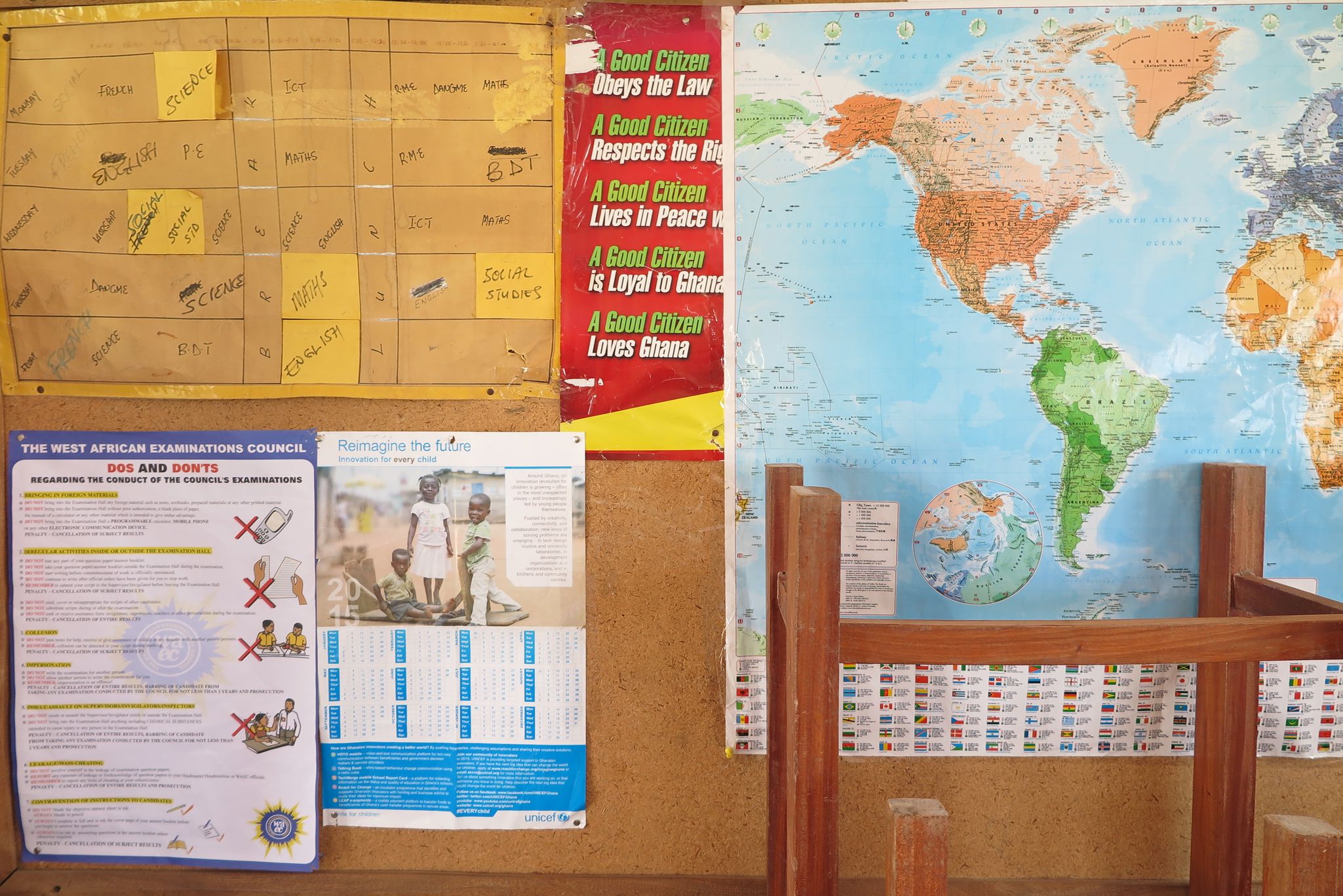 Poster an der Wand eines Klassenzimmers in Prampram.