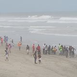 Aufräumaktion am Strand in Accra nach dem starken Unwetter.