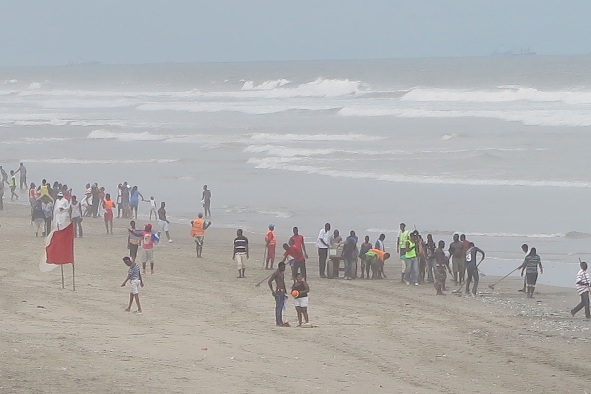 Aufräumaktion am Strand in Accra nach dem starken Unwetter.