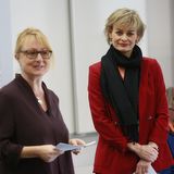 Karin Haller (rechts) erhält den Hauptpreis