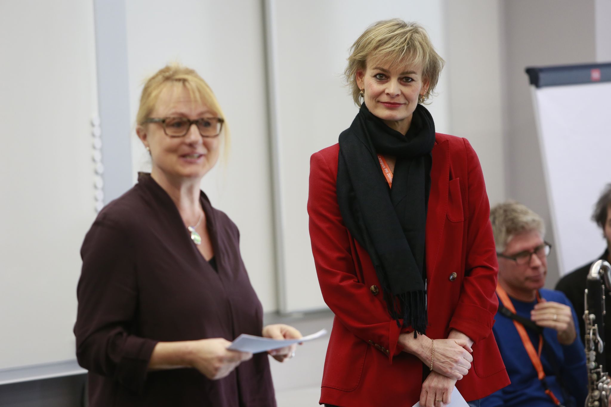 Karin Haller (rechts) erhält den Hauptpreis