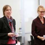 Franziska Zellweger vom Zentrum für Hochschulentwicklung der PHZH (links) und Claudia Ulbrich Mitglied der Lehrpreisjury