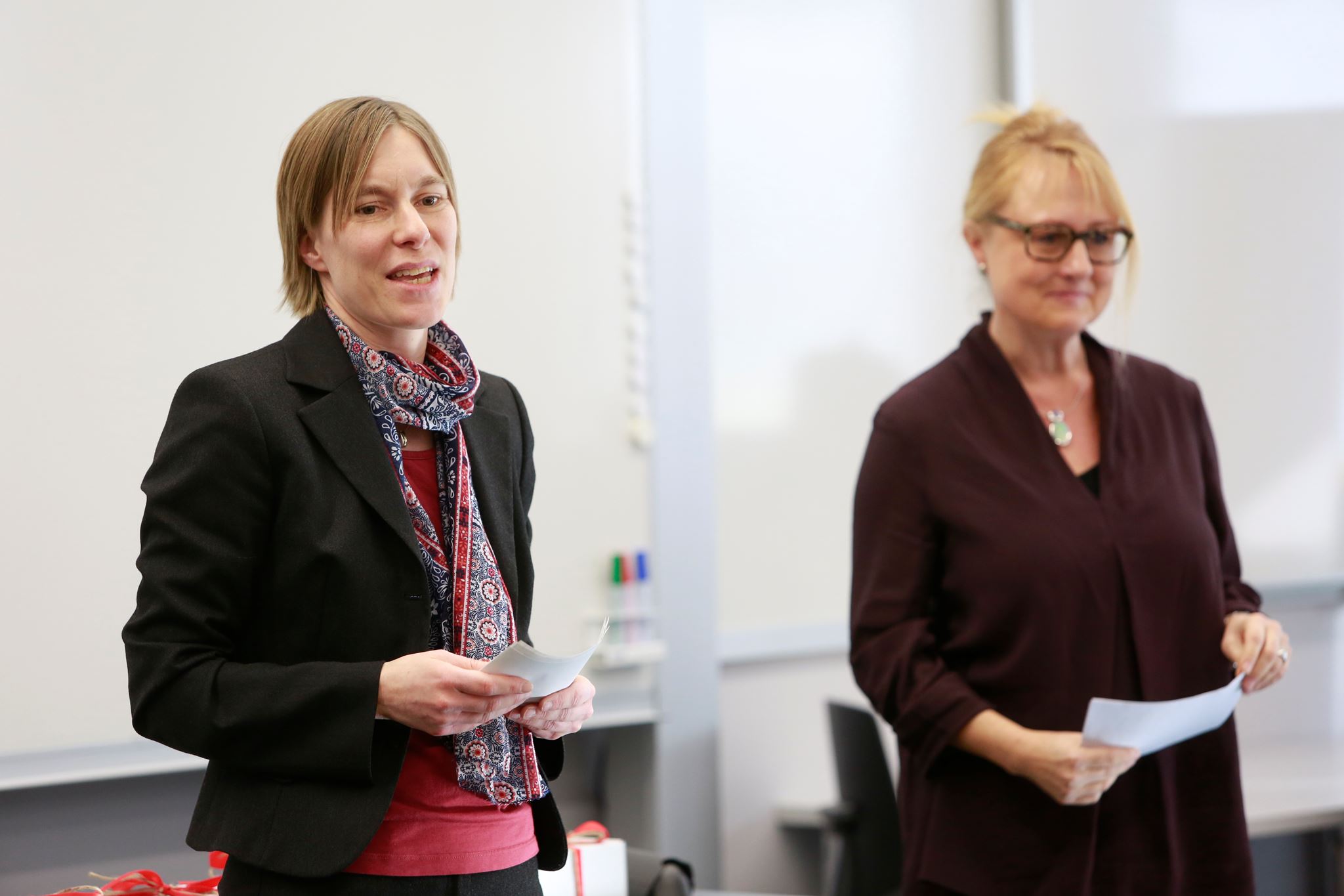 Franziska Zellweger vom Zentrum für Hochschulentwicklung der PHZH (links) und Claudia Ulbrich Mitglied der Lehrpreisjury
