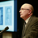 Der Preisträger Heinz Bachmann mit seiner Buch-Recherche «Von Auschwitz nach Beverly Hills»