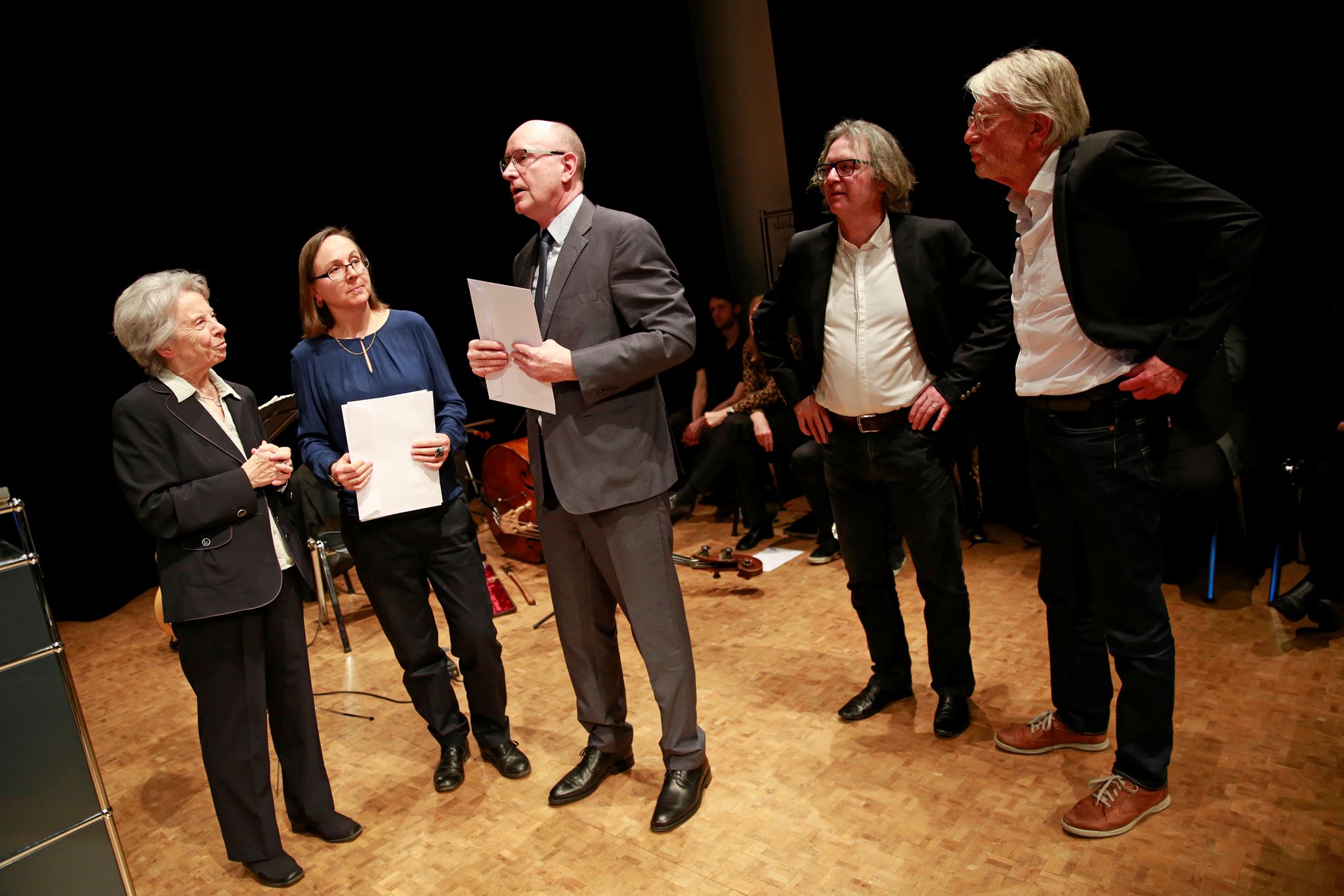 Heinz Bachmann im Gespräch mit der Preisstifterin, ganz rechts Stefan Mächler (vom Theaterprojekt «act-back»