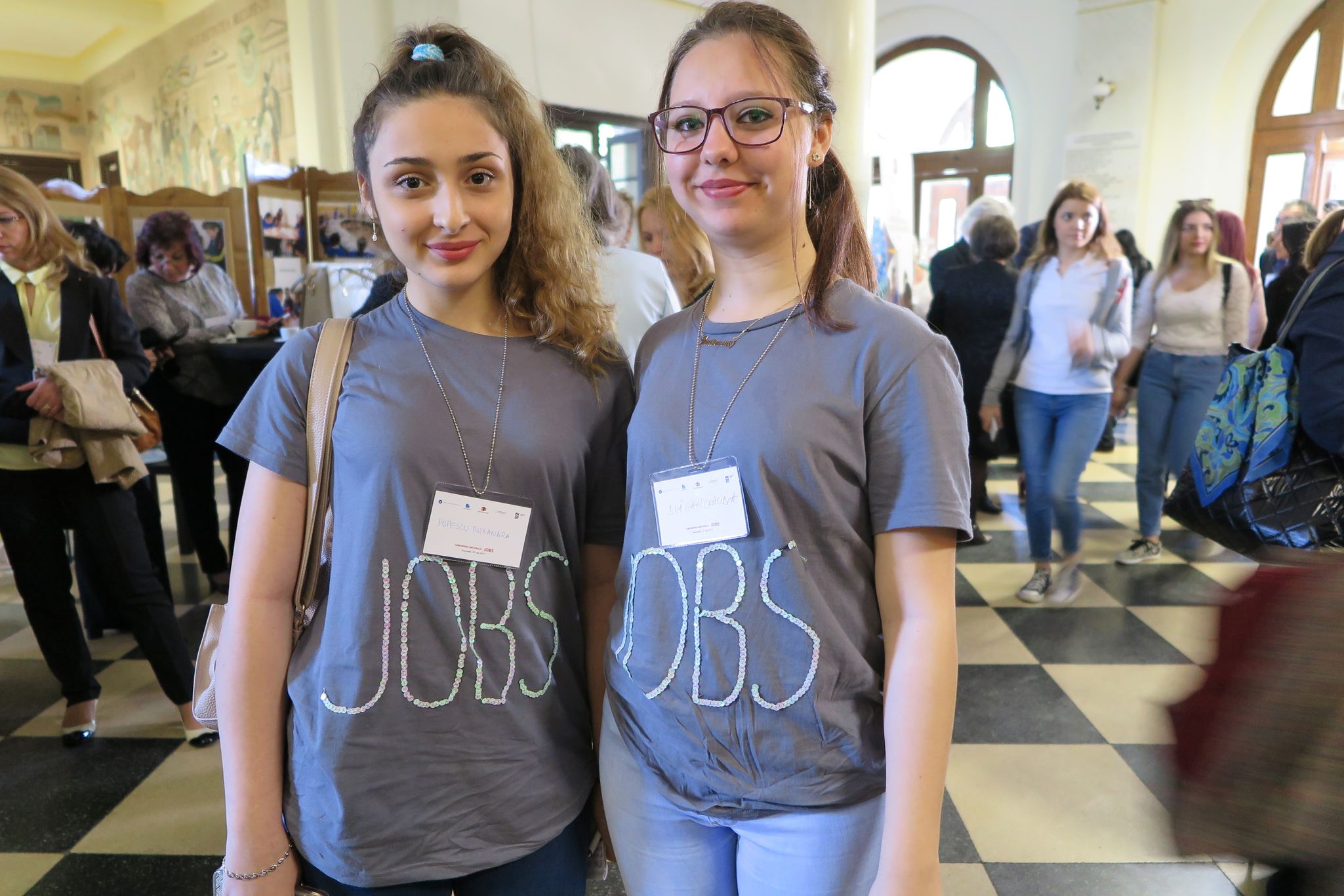 Diese Schülerinnen haben ihr eigenes JOBS-TShirt gestickt.