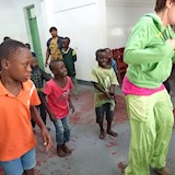 Elfi Schäfer (PHZH) übt Kindern der ghanaischen-schweizerischen Organisation "Chance for Children" eine  Choreographie ein. 
